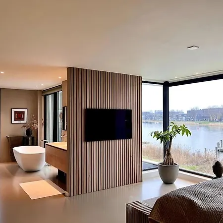 Luxury Waterfrontvilla וילה