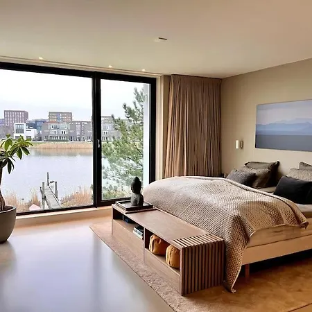 וילה Luxury Waterfrontvilla