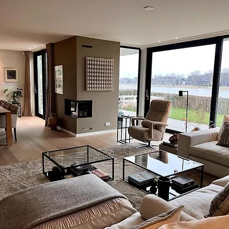 Luxury Waterfrontvilla וילה *